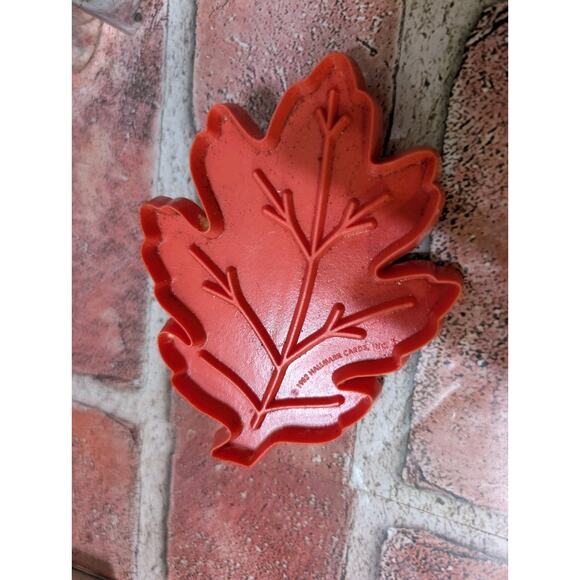 Lot of 13 Vintage Plastic & Metal Cookie Cutters Holiday Animals Heart Leaf - Picture 6 of 9